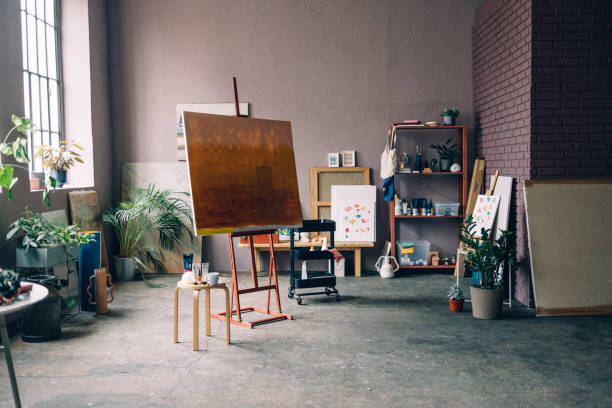 painter's workspace: ein gemälde auf einer staffelei in einem kunstatelier - atelier stock-fotos und bilder
