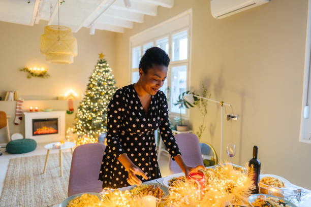 organizar una fiesta de navidad - azafata fotografías e imágenes de stock