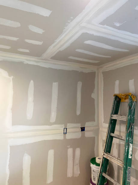 istock New walls and ceiling spackled with a ladder leaning against the wall 1355683578
