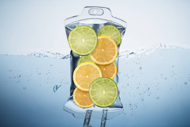 iv капельный витамин фруктовый солевой мешок - drug cocktail стоковые фото и изображения