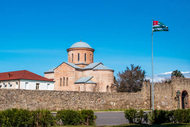피츠던다 의 도시 압하지아 공화국의 사원 - flag of abkhazia 뉴스 사진 이미지