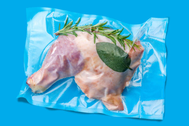 cuisses de poulet entières emballées sous vide - airtight food box package photos et images de collection