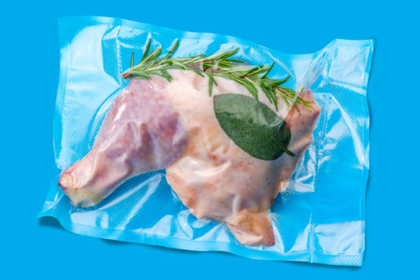 whole chicken thighs in vacuum packed - airtight food box package imagens e fotografias de stock