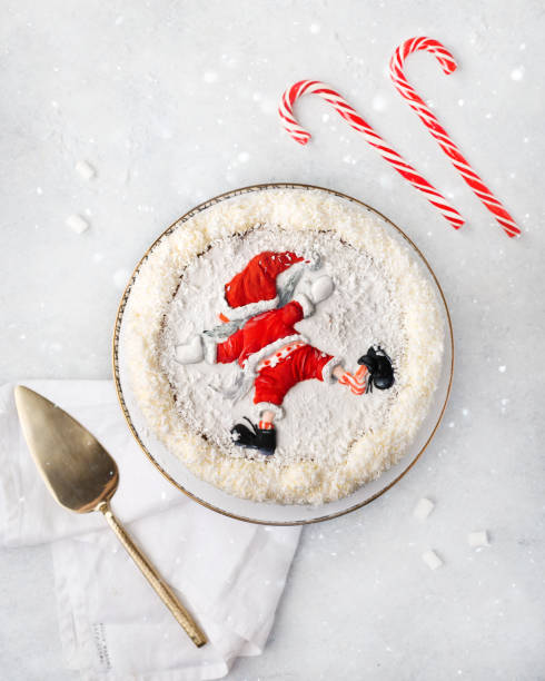 pastel blanco navideño decorado con la figura de papá noel sobre un fondo blanco con una decoración navideña o concepto de comida pastelera de vacaciones de invierno. vista superior - tart dessert plate white fotografías e imágenes de stock