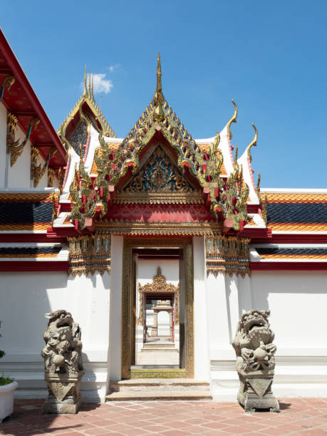 porta na parede de partição de wat pho ou wat phra chetuphon e também conhecido como templo do buda reclinável em bangkok, tailândia. - chinese temple dog - fotografias e filmes do acervo