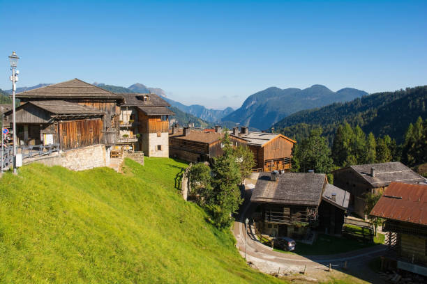 саурис-ди-сопра, северо-восточная италия - country road fence road dolomites стоковые фото и изображения