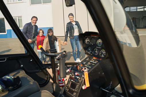 Familia aventure yendo de excursión a un aeródromo photo