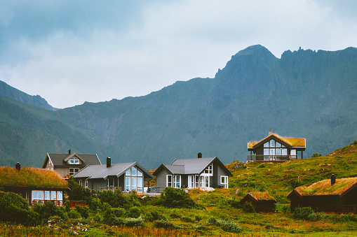 Casas rurales pueblo arquitectura tradicional acogedora casa en las montañas de Noruega photo
