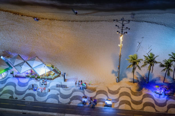 vista panorâmica de copacabana à noite - beach kiosk above - fotografias e filmes do acervo