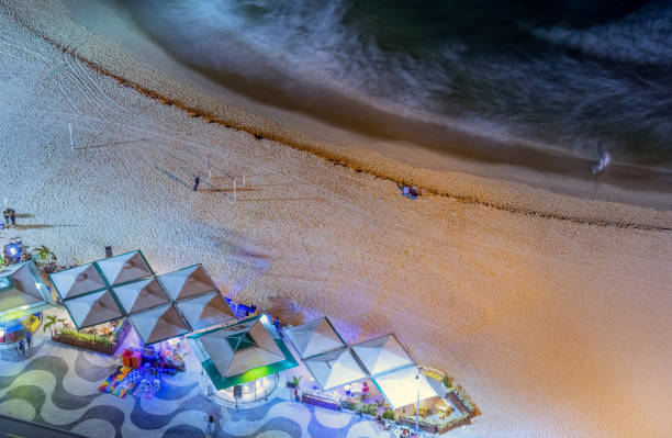 vista panorâmica de copacabana à noite - beach kiosk above - fotografias e filmes do acervo
