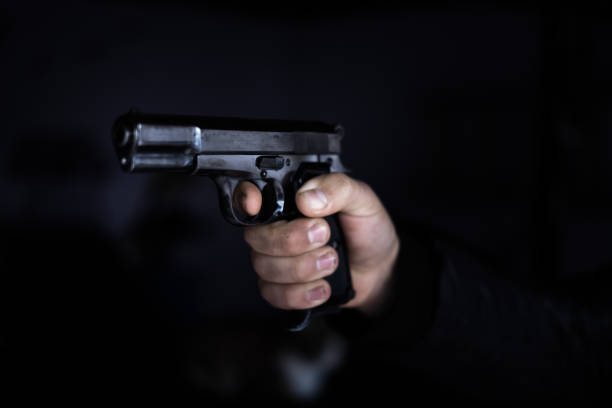 violence des armes à feu au pistolet noir - gun handgun violence kidnapping photos et images de collection