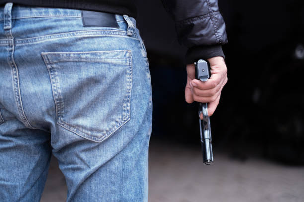 gun in a man's hand - gun handgun violence kidnapping imagens e fotografias de stock