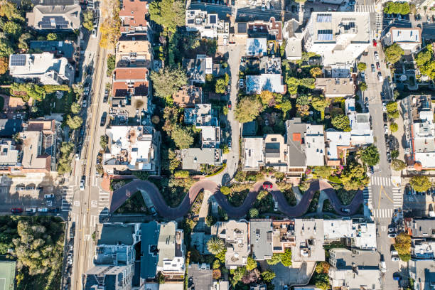 istock Lombard Street in San Francisco 1355736313