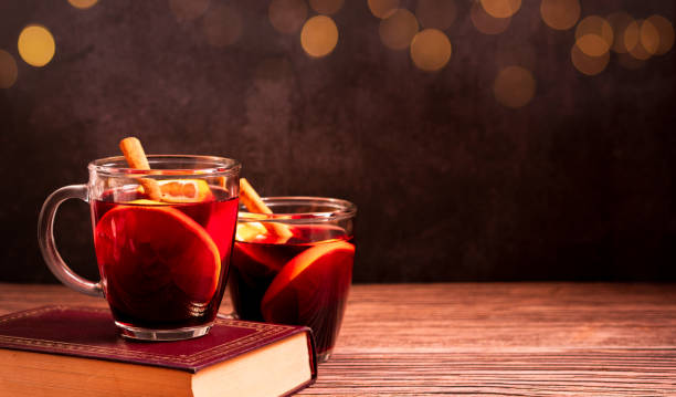 グルワイン甘い熱い暖かい赤ワインやスパイスシナモンスターアニス冬のクリスマスマーケット飲料は、新年の休日を飲むパンチティー - mulled wine christmas tea heat ストックフォトと画像