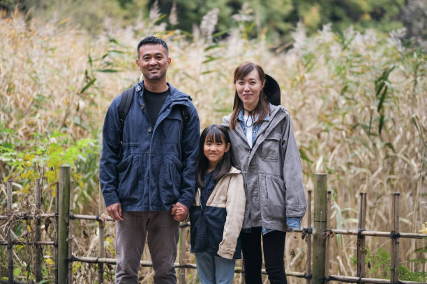 가을 자연 공원에서 가족의 초상화 - hiking family looking at camera daughter 뉴스 사진 이미지