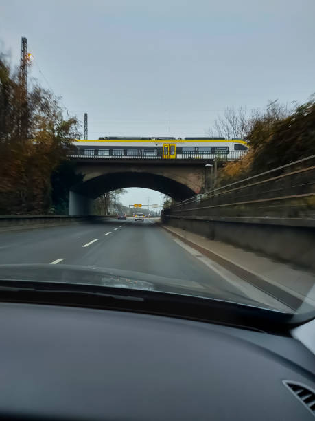 samochody przejeżdżają przez tunel - asphalt truck transportation mode of transport zdjęcia i obrazy z banku zdjęć