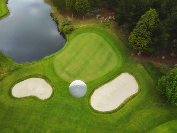 골프코스의 그린을 향해 공중으로 움직이는 골프공의 공중 보기 - 모래 구덩이 뉴스 사진 이미지