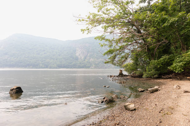 little stony point lungo il fiume hudson a cold spring new york durante una giornata nebbiosa - cold spring foto e immagini stock