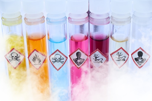 Productos químicos en tubos de ensayo y símbolos utilizados en el laboratorio photo