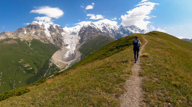 swanetia - backpacker na szlaku turystycznym w pobliżu lodowca adishi, położonego w paśmie górskim wielkiego kaukazu w gruzji. - caucasus mountains zdjęcia i obrazy z banku zdjęć