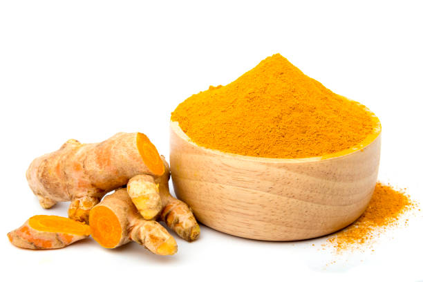 curcuma in polvere in una tazza di legno, curcuma fresca. - curcumin foto e immagini stock