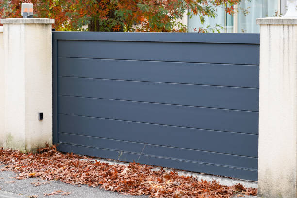 aluminum gray metal sliding modern gate of suburb house - large aperture imagens e fotografias de stock