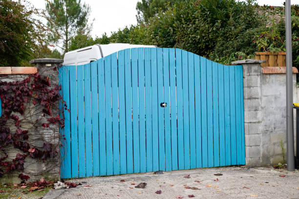 郊外古代の家の木製青い門ポータル - personal land vehicle audio ストックフォトと画像