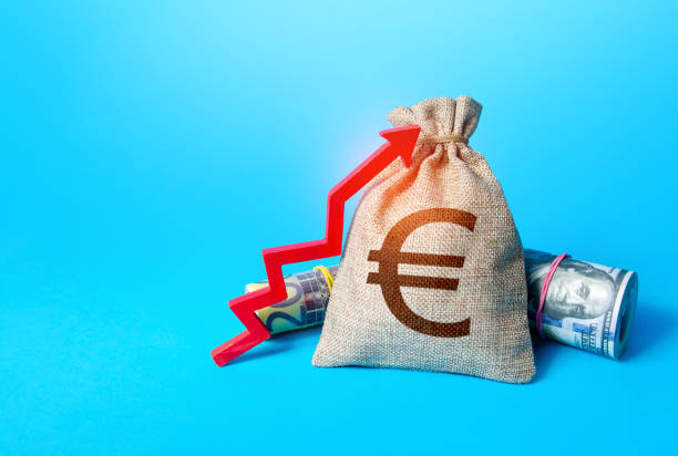 Euro money bag and red up arrow. Economic growth, GDP. Rise in profits, budget fees. Investments. Increase in the deposit rate. Increase income and business efficiency. Inflation acceleration. bolsa de dinero en euros y flecha roja hacia arriba. crecimiento económico, pib. aumento de las ganancias, tarifas presupuestarias. inversiones. aumento de la tasa de depósito. aumentar los ingresos y la eficiencia empresarial. aceleración de la inflaci