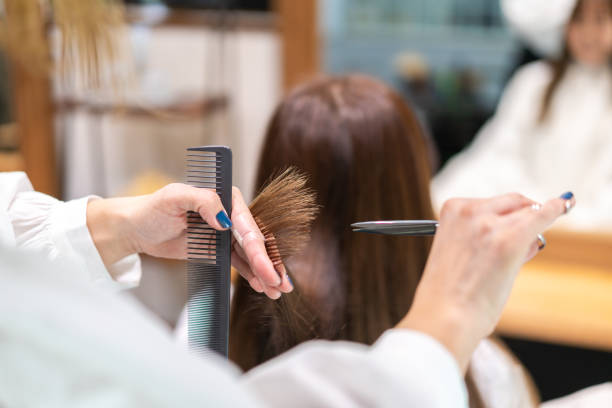 女性に散髪を与える美容師 - 髪を切る ストックフォトと画像