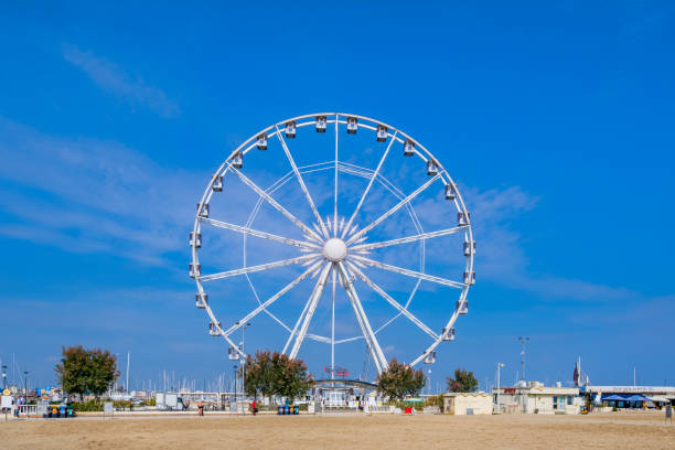 roda rimini, praia & ferris (emilia-romagna, itália) - rimini - fotografias e filmes do acervo