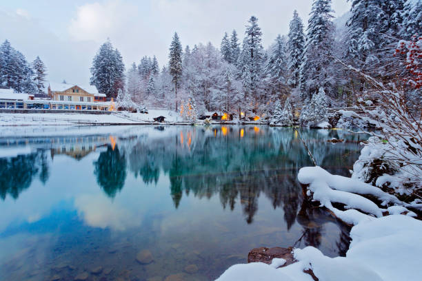 bellissimo lago di montagna in inverno, alpi, svizzera - switzerland european alps mountain alpenglow foto e immagini stock