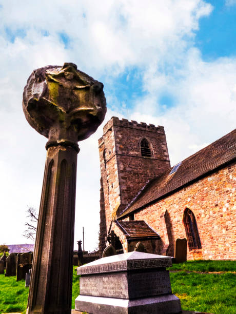 igreja de todas as relíquias e cemitério na vila de great mitton, lancashire. - cemetery celtic cross celtic culture chapel - fotografias e filmes do acervo