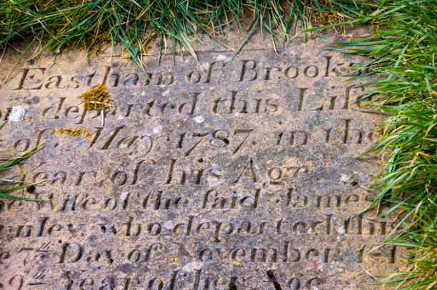 igreja de todas as relíquias e cemitério na vila de great mitton, lancashire. - cemetery celtic cross celtic culture chapel - fotografias e filmes do acervo