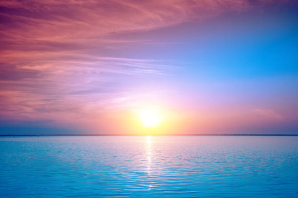 早朝の海景。海の日の出。自然の風景 - 日の出 ストックフォトと画像