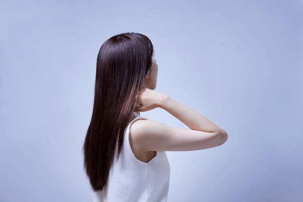 haarbild junger japanischer frauen - women long hair rear view beauty stock-fotos und bilder