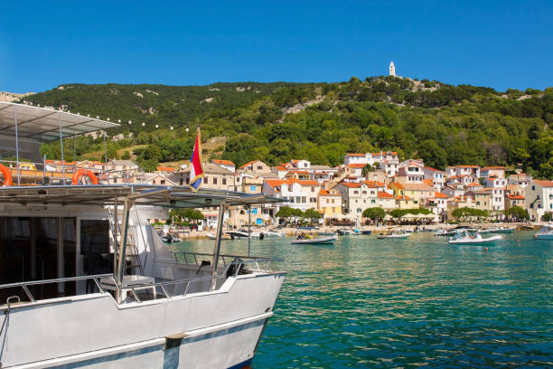 baska town en la isla de krk, croacia - krk fotografías e imágenes de stock