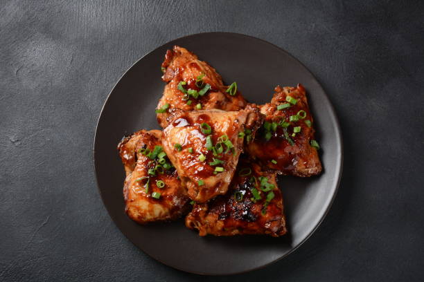 muslos de pollo marinados y cocidos en salsa de adobo. plato nacional filipino. - chicken thighs fotografías e imágenes de stock