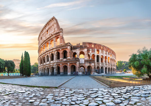 colosseo a roma all'alba, la principale vista estiva, roma, italia - morning italy shadow sunlight foto e immagini stock