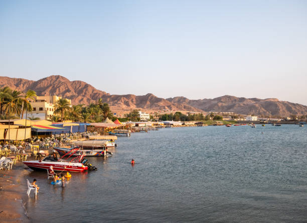 scenic view at sunset with the beach in aqaba. - gulf of aqaba imagens e fotografias de stock