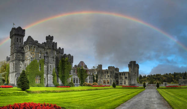 incredibile architettura del castello di ashford nella contea di mayo - mayo foto e immagini stock