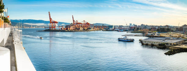 panorama del porto di vancouver la mattina presto, in una giornata di sole. - passenger ship ferry crane harbor foto e immagini stock