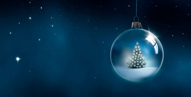 bola de navidad mágica con árbol de navidad en el cielo nocturno - christmas christmas tree snowing blue fotografías e imágenes de stock