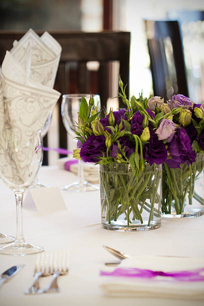 Vase de fleurs violettes sur la Table lors d'une réception de mariage - Photo