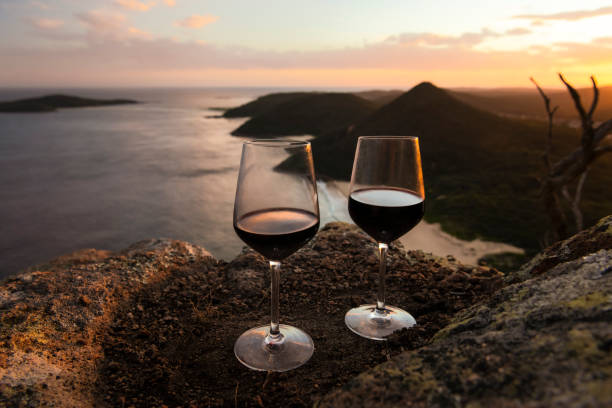 vin rouge au coucher du soleil - port stephens new south wales australia coastline photos et images de collection