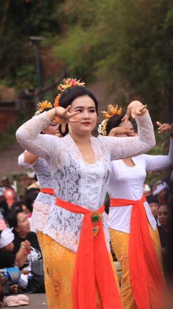 dance before ogoh-ogoh festival - ogoh imagens e fotografias de stock