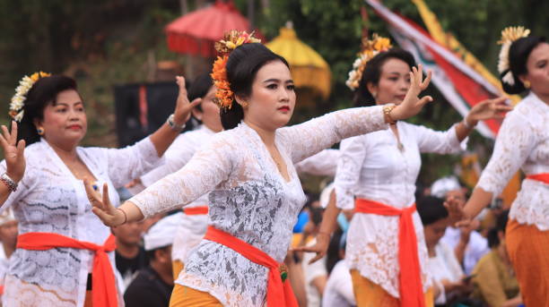 dance before ogoh-ogoh festival - ogoh imagens e fotografias de stock