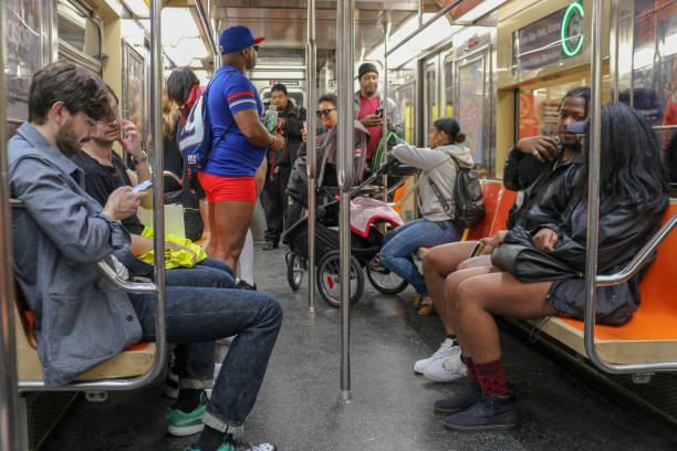 pas de pantalon subway ride - no pants day photos et images de collection