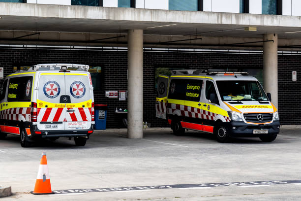 nsw ambulance autofahrzeug wartet am sutherland hospital. krankentransport - new south wales flash stock-fotos und bilder