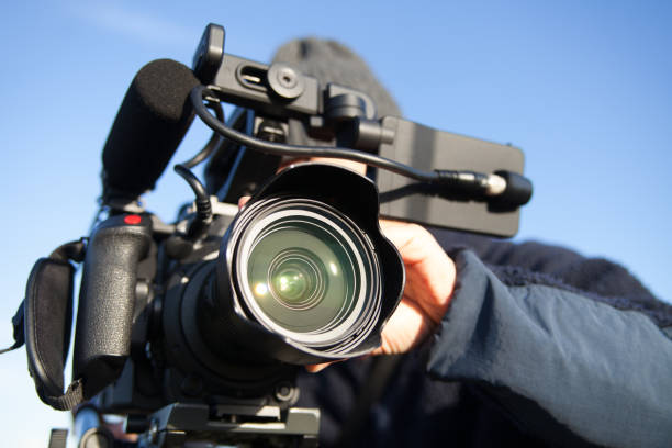 homme filmant avec un caméscope 4k - videographer photos et images de collection
