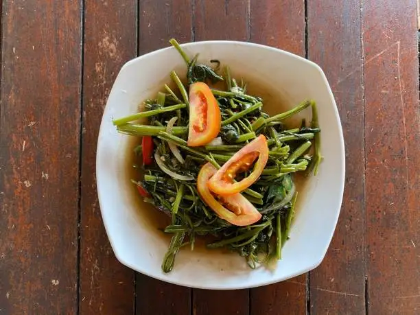 stir-fried waterspinach with tomato and chili